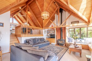 TV, DVD player - Pointers - Akaroa Holiday Home (Akaroa)