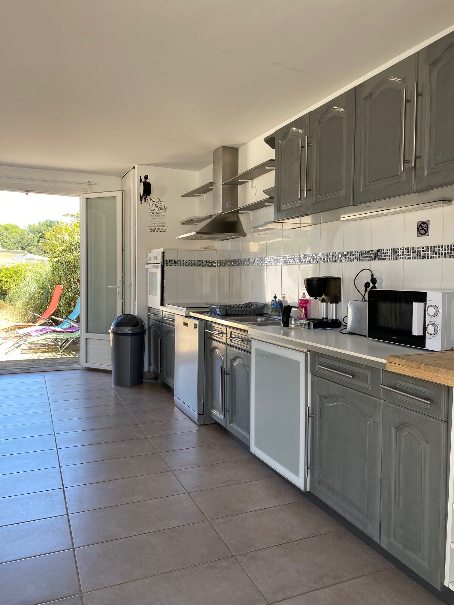 Fridge, oven, dishwasher, coffee/tea maker