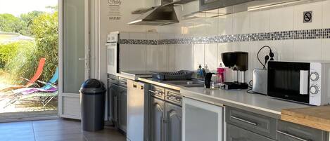 Fridge, oven, dishwasher, coffee/tea maker