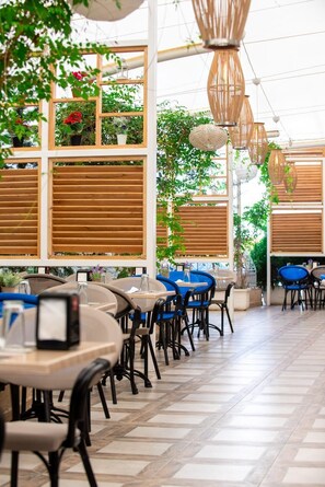 Outdoor dining - Siena Palace (Primorsko)