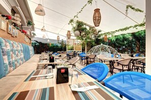 Outdoor dining - Siena Palace (Primorsko)