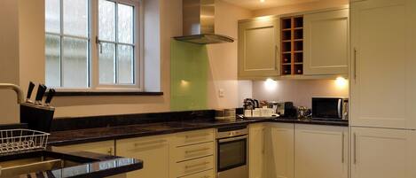 Oppvaskmaskin og høy barnestol