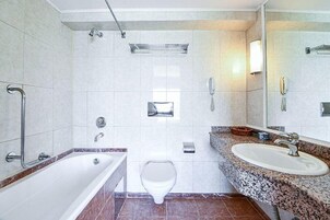 Un baño moderno con bañera, inodoro y lavamanos.
