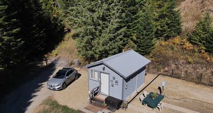 Glamping in a Tiny House! Hunters love our hot showers! Full utilities!