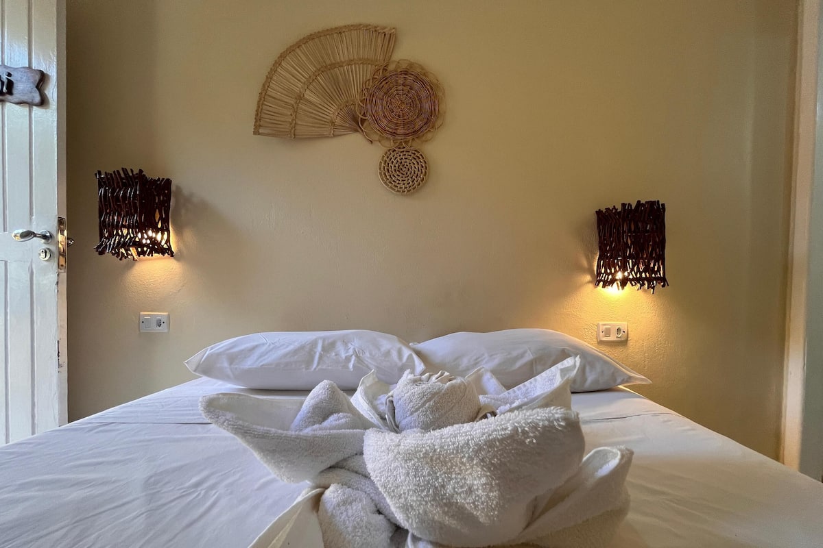 Quarto casal standard de uso individual, 1 cama de casal, vista para o jardim | 1 quarto, frigobar, individualmente decorados