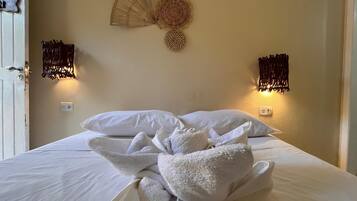 Quarto casal standard de uso individual, 1 cama de casal, vista para o jardim | Frigobar, individualmente decorados, individualmente mobiliados