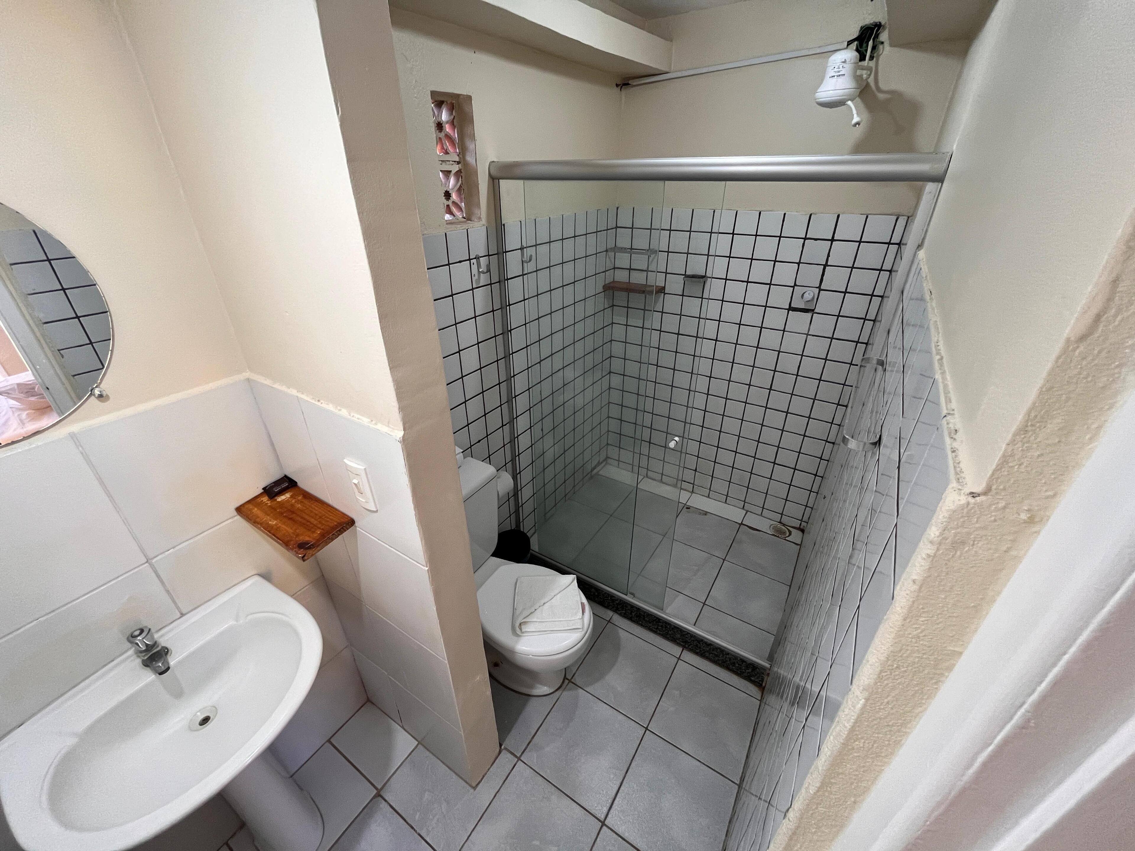 shower, rainfall showerhead, free toiletries, towels