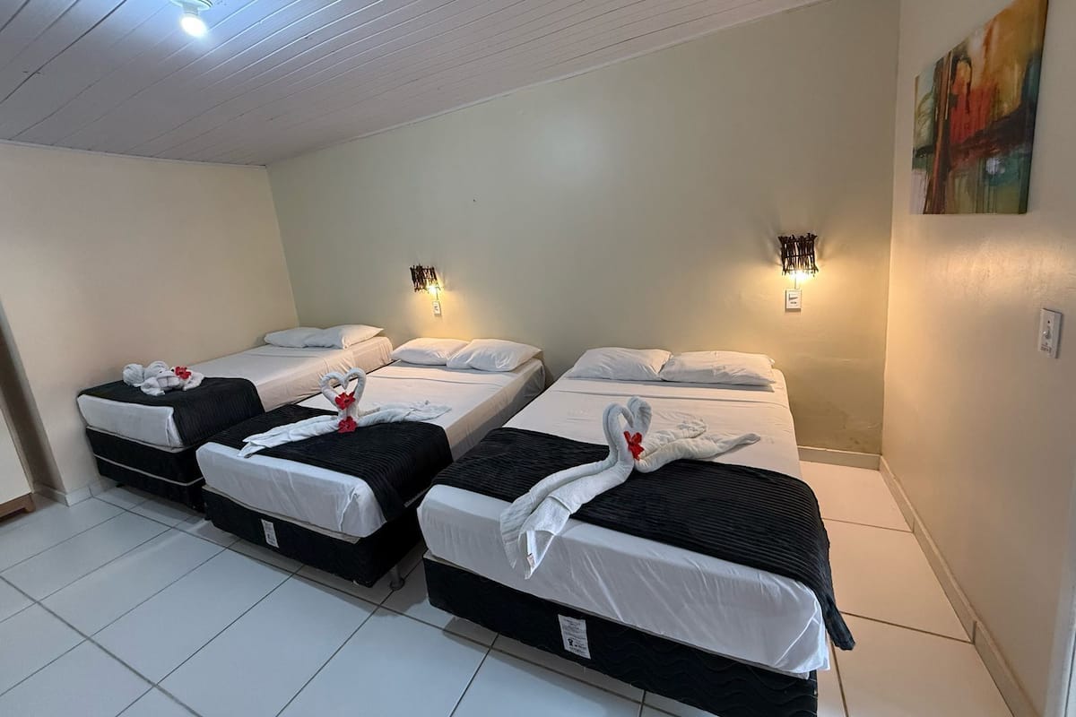 1 quarto, frigobar, individualmente decorados