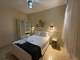 Kamar Twin, 1 Tempat Tidur Double, patio, pemandangan kolam renang | Minibar dan didekorasi berbeda-beda