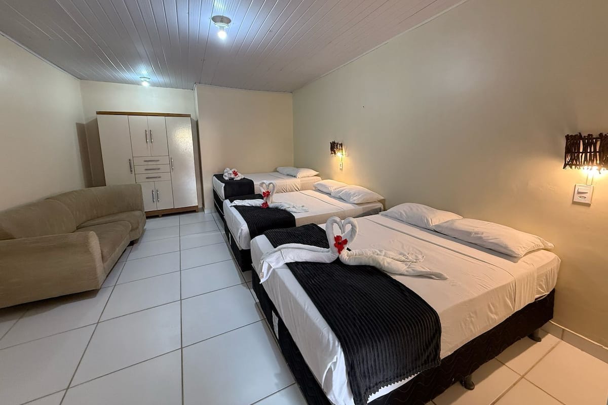 Quarto família, várias camas, banheiro privativo, no piso térreo | 1 quarto, frigobar, individualmente decorados