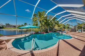 A heated pool - Coral Escape - Waterfront Paradise in Cape Coral (Cape Coral)