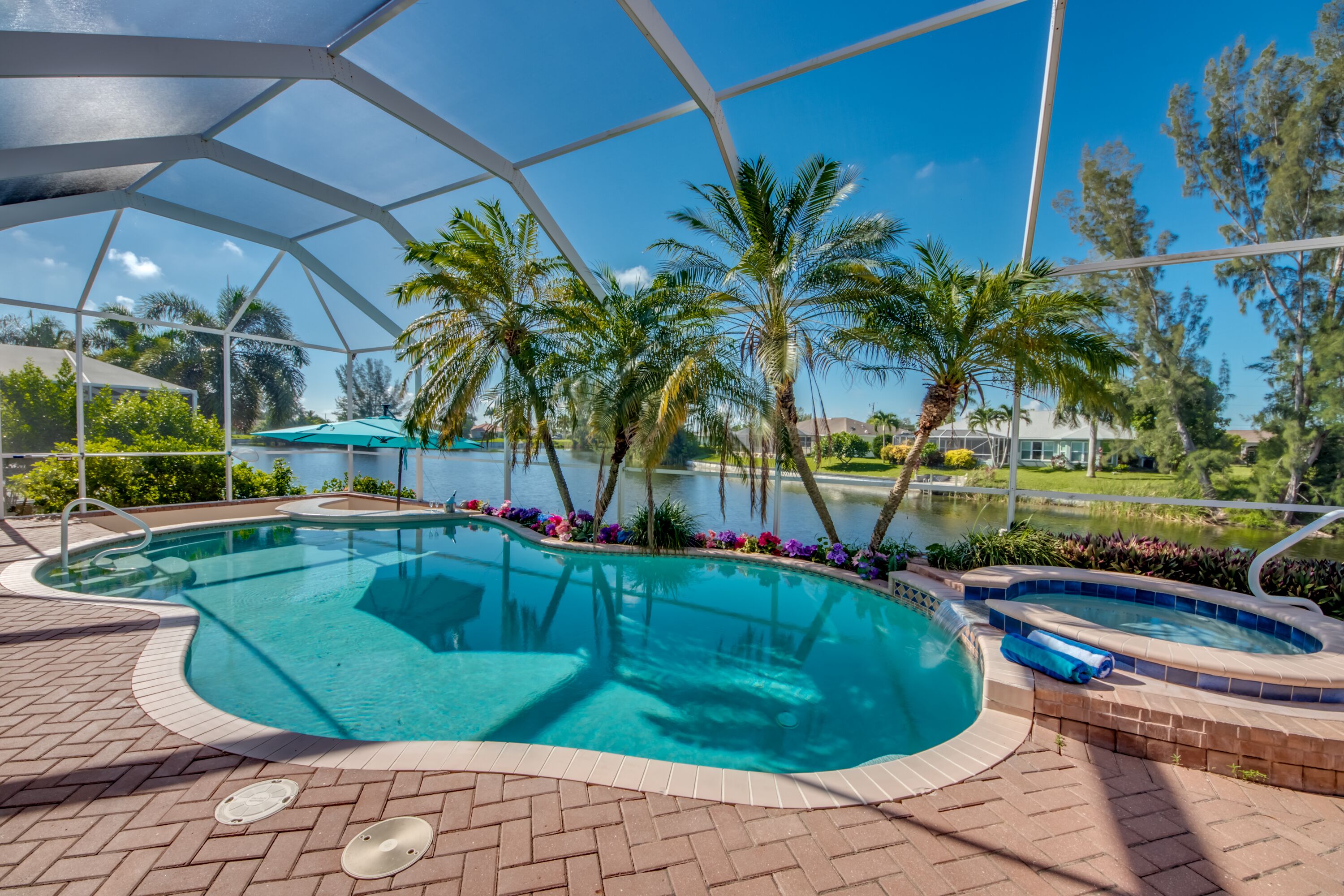Una piscina al aire libre, una piscina climatizada