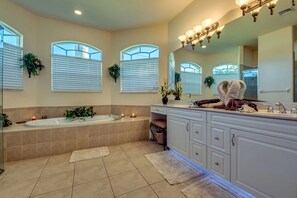 Bathtub, hair dryer, towels, soap - Coral Escape - Waterfront Paradise in Cape Coral (Cape Coral)