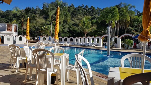 Innenpool, 3 Außenpools, Sonnenschirme, Liegestühle