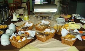 Free daily continental breakfast  - Quedasdagua Lazer e Hospedagem (Itu)