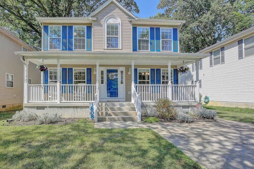 Spacious house, great deck & grill, close to boardwalk, shops, and restaurants.