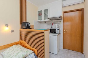 Refrigerador, microondas, parrilla de estufa y cafetera y tetera