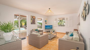 Een smart-tv en boeken