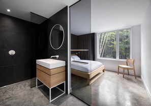 5 chambres, bureau, fer et planche à repasser, lits bébé