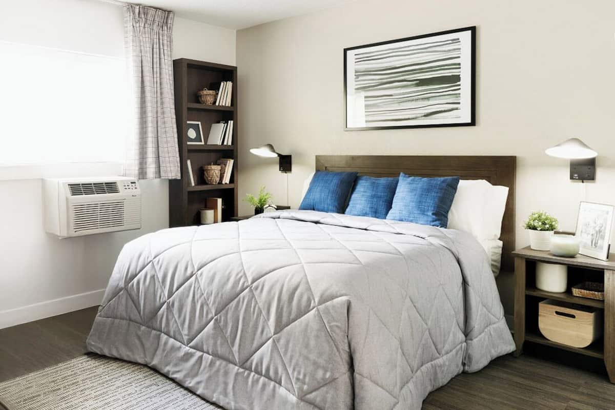 Escritorio, wifi gratis, decoración personalizada y ropa de cama