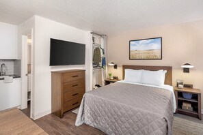 Premium Room, 1 Queen Bed | Bed sheets