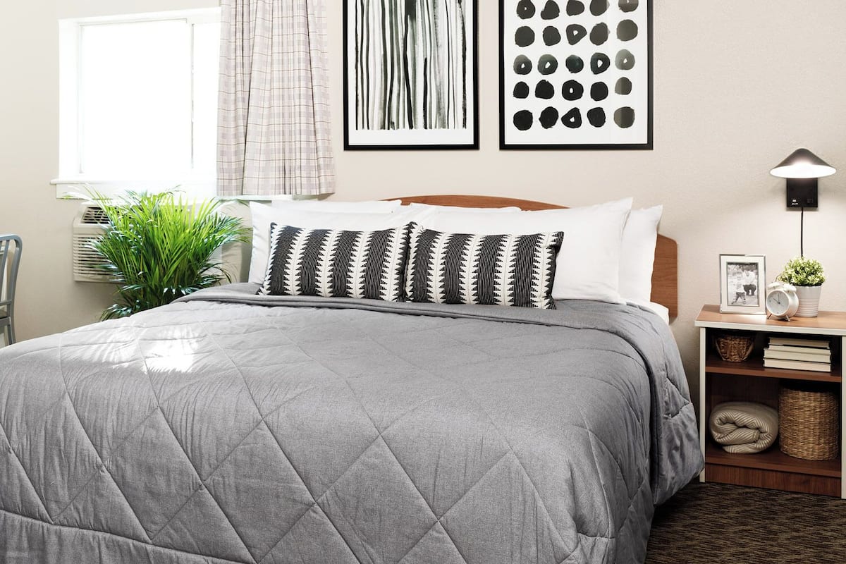 Premium Room, 1 King Bed | 1 bedroom, free WiFi, bed sheets