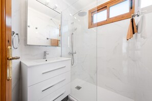 Badewanne, Haartrockner, Handtücher