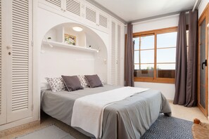 2 bedrooms, in-room safe, iron/ironing board, free WiFi