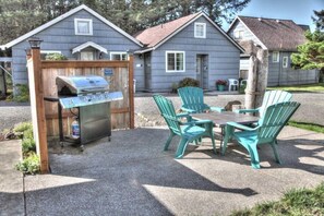 BBQ/picnic area - Rock Park Cottage (Yachats)