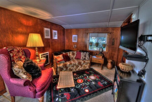 คอทเทจ | บริเวณนั่งเล่น | ทีวีจอแบน