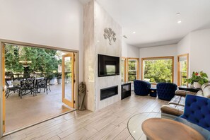 Suite studio Prestige, 1 trÚs grand lit, cuisine, vue sur la montagne | Aire de séjour | Téléviseur à écran plat, foyer, planchers chauffants