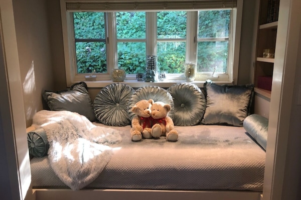 Palisade Cottage | Premium bedding, individually decorated, individually furnished, desk