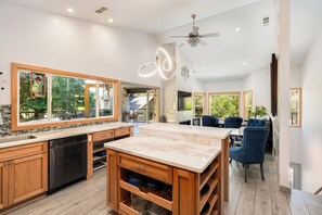 Suite studio Prestige, 1 trÚs grand lit, cuisine, vue sur la montagne | Cuisine privée | Un four, surface de cuisson, lave-vaisselle, cafetiÚre-théiÚre