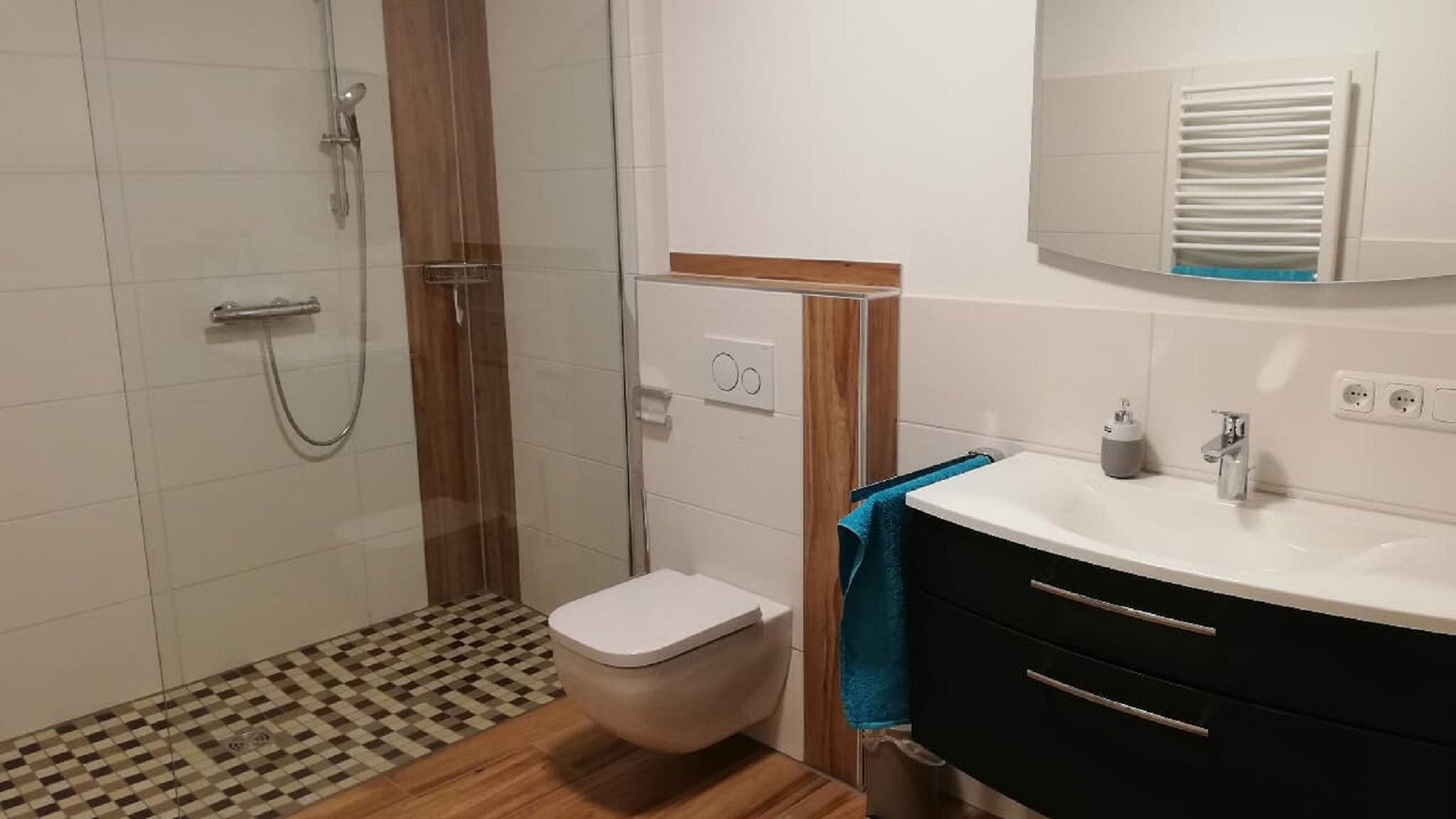 Apartment, Terrasse | Badezimmer | Dusche, Seife, Toilettenpapier