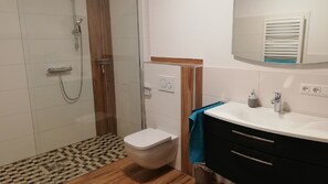 アパートメント パティオ | バスルーム | シャワー、石鹸、トイレットペーパー