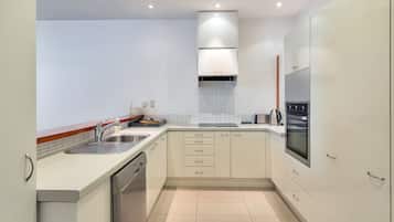 Frigorifero con congelatore, microonde, forno, piano cottura