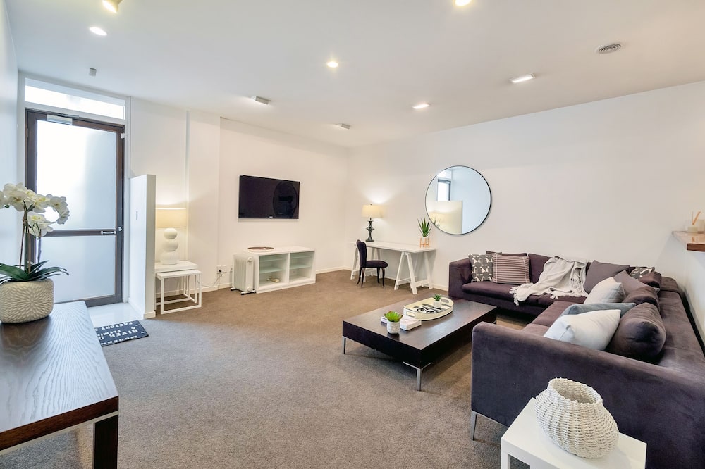 Spacious 2BR Near Westfield Newmarket