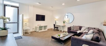 Spacious 2BR Near Westfield Newmarket