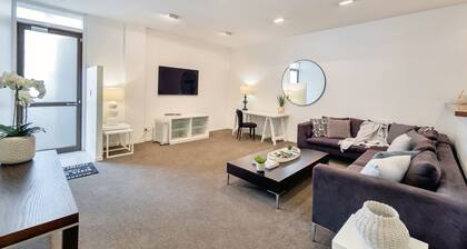 Spacious 2BR Near Westfield Newmarket