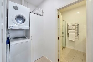 Shower, free toiletries, hair dryer, towels - Spacious 2BR Near Westfield Newmarket (Auckland)