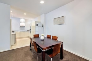 In-room dining - Spacious 2BR Near Westfield Newmarket (Auckland)