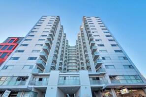 Exterior - Chic 3 Bedroom City Central with Parking (Auckland)