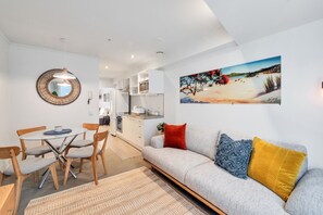 Apartment | Wohnbereich | 42-Zoll-Fernseher mit Kabelempfang, Netflix, Streaming-Dienste