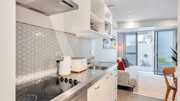 Refrigerador con freezer, microondas, horno, placa de cocina