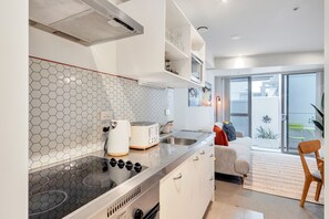 Apartemen | Dapur kecil pribadi | Lemari es besar, microwave, oven, dan kompor