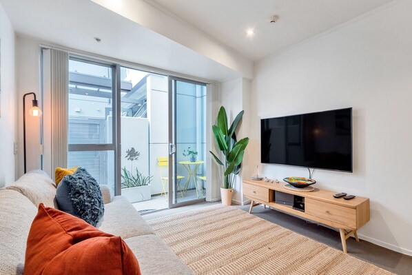Apartment | Living area | 42-inch TV with cable channels, Netflix, streaming services - Chic 3 Bedroom City Central with Parking (Auckland)