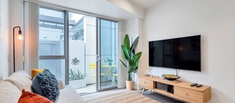 Chic 3 Bedroom City Central with Parking