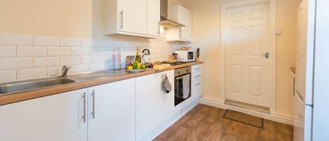 ثلاجة، ميكروويف، فرن، موقد طهي مسطح