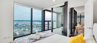 Amazing Harbour, Skytower & Rangitoto Views