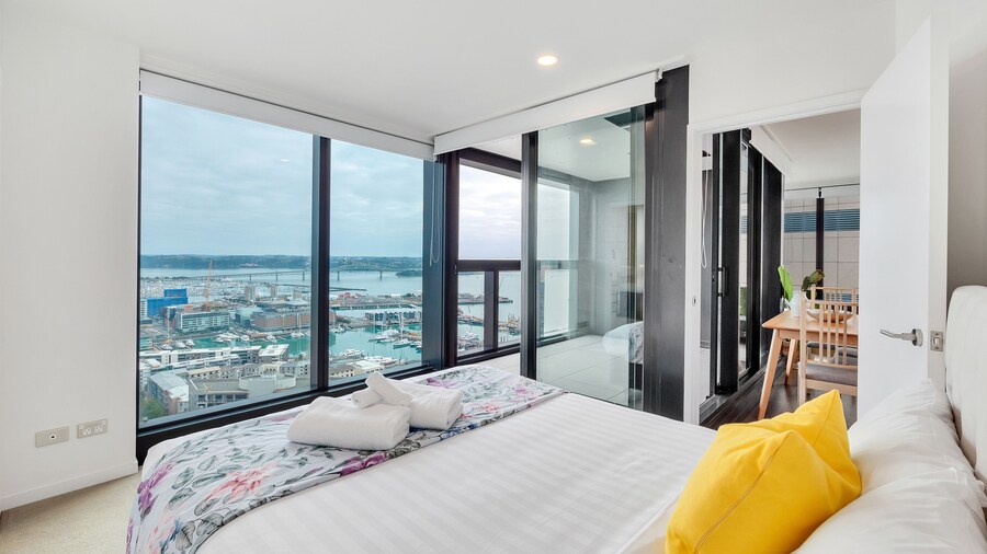 Amazing Harbour, Skytower & Rangitoto Views